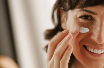 The Right Way to Layer Hyaluronic Acid and Tretinoin for Clear, Hydrated Skin The Right Way to Layer Hyaluronic Acid and Tretinoin for Clear, Hydrated Skin