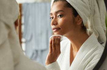 Mastering Skincare: How to Layer Vitamin C and Hyaluronic Acid Mastering Skincare: How to Layer Vitamin C and Hyaluronic Acid