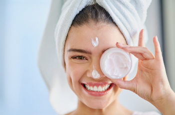 Moisturizing Ingredients Guide: Hydrate and Protect Your Skin Daily Moisturizing Ingredients Guide: Hydrate and Protect Your Skin Daily