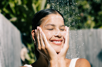 Skincare Guide: How to Remove Sunscreen Without Damaging Skin Skincare Guide: How to Remove Sunscreen Without Damaging Skin